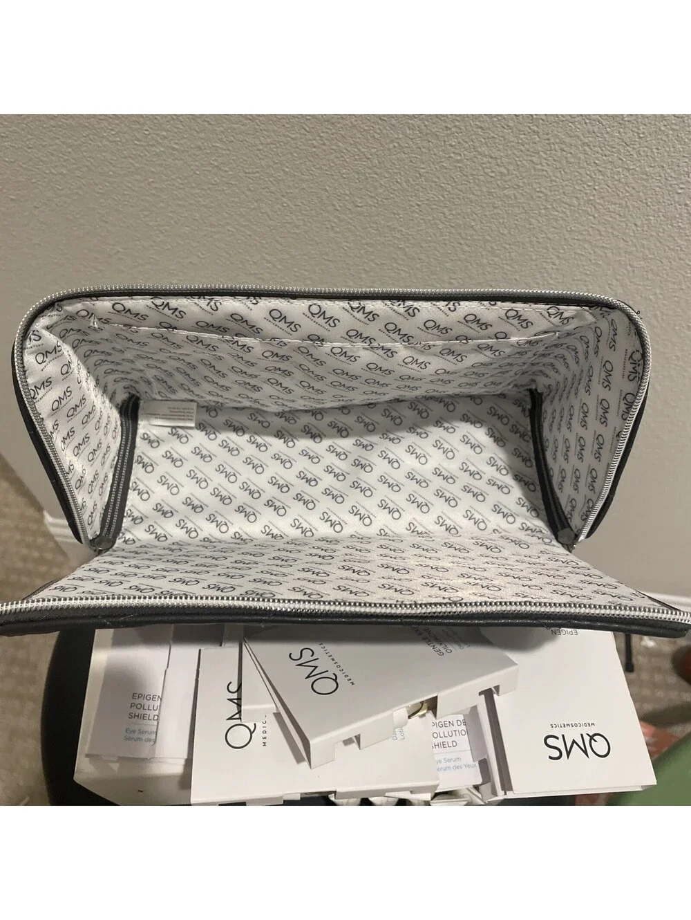 QMS Medicosmetics Bag with 19 Samples - New